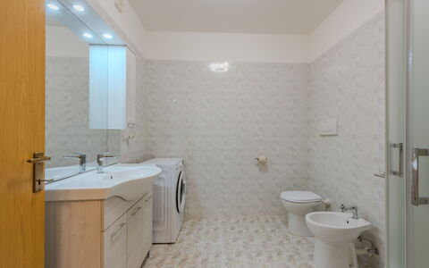 Nala: Piso, Suelo, Diseño De Interiores, Arreglo De Tubería, Baño, Techo, Lavabo Del Baño, Plomería, Lavabo, Grifo
