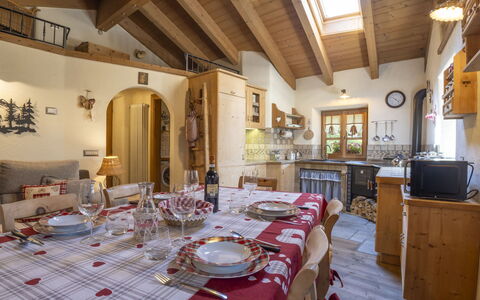 Chalet Ralon: Mueble, Diseño De Interiores, Techo, Casa, Mesa, Casa, Silla, Cocina Y Comedor Mesa, Comedor, Habitación