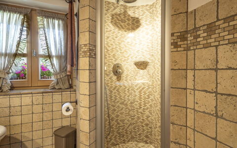 Chalet Ralon: Arreglo De Tubería, Piso, Diseño De Interiores, Suelo, Baño, Plomería, Loseta, Grifo, Techo, Habitación