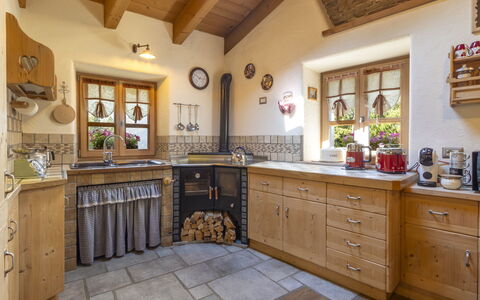Chalet Ralon: Cocina, Mueble, Diseño De Interiores, Madera, Piso, Gabinetes, Mostrador, Aparato De Cocina, Suelo, Casa