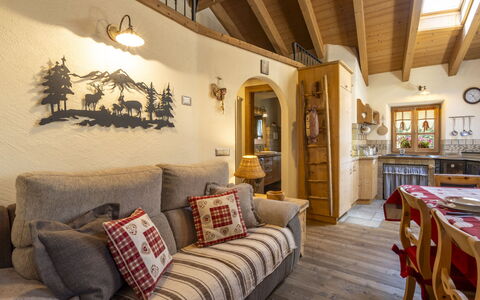 Chalet Ralon: Mueble, Pared, Madera, Diseño De Interiores, Casa, Casa, Sala, Sofá, Techo, Piso