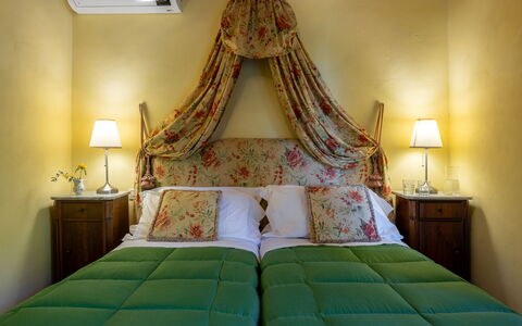 Villa Santa Barbara: Mueble, Diseño De Interiores, Cama, Habitación, Lecho, Sábana, Linos, Madera, Amarillo, Habitación