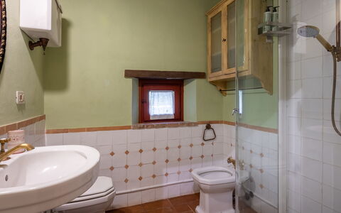 Villa Santa Barbara: Baño, Arreglo De Tubería, Lavabo Del Baño, Pared, Diseño De Interiores, Lavabo, Piso, Asiento Del Baño, Baño, Grifo