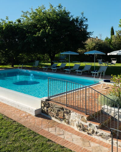 Villa Santa Barbara, Pool and Relax, Siena Country: Piscina, Azul, Recurso, Eco Hotel, Sombra, Jardín, Fuente De Agua, Hacienda, Inmuebles, Mueble Para Exteriores