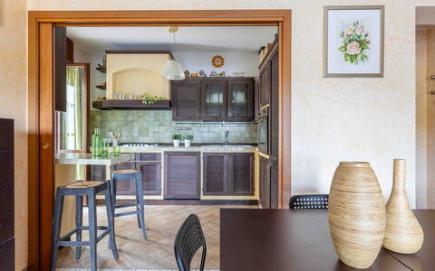 Casa Dolceconero: Mueble, Diseño De Interiores, Cocina, Piso, Madera, Mostrador, Gabinetes, Encendiendo, Silla, Cocina Y Comedor Mesa
