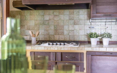 Casa Dolceconero: Cocina, Mostrador, Madera, Diseño De Interiores, Piso, Gabinetes, Aparato De Cocina, Suelo, Estufa De Cocina, Casa