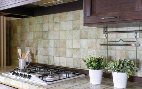 Casa Dolceconero: Cocina, Piso, Mostrador, Aparato De Cocina, Loseta, Estufa, Estufa De Gas, Estufa De Cocina, Material Natural, Estufa