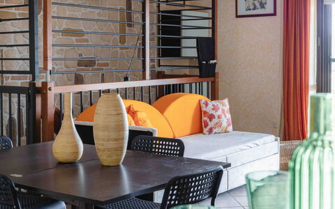 Casa Dolceconero: Mueble, Diseño De Interiores, Pared, Silla, Mesa, Piso, Suelo, Encendiendo, Sala, Naranja