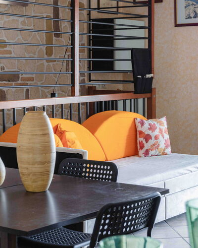 Casa Dolceconero: Mueble, Diseño De Interiores, Pared, Silla, Mesa, Piso, Suelo, Encendiendo, Sala, Naranja