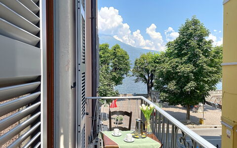 Una Finestra sul Lago: Departamento, Balcón, Planta De Casa, Maceta, Cerca