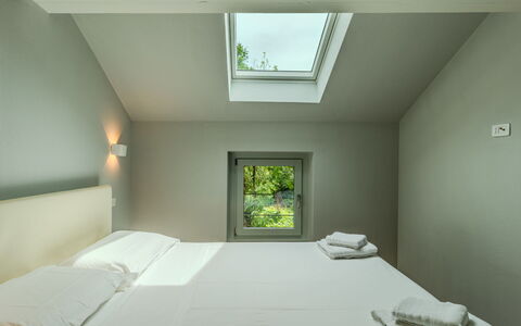 Zani: Diseño De Interiores, Habitación, Techo, Cama, Suelo, Lecho, Sábana, Habitación, Marco De La Cama, Almohada