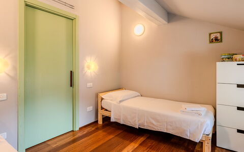 Zani: Mueble, Piso, Diseño De Interiores, Suelo, Pared, Habitación, Madera, Cama, Techo, Suelos De Madera