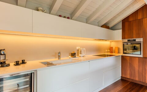 Zani: Cocina, Diseño De Interiores, Piso, Mostrador, Madera, Techo, Suelo, Gabinetes, Encendiendo, Aparato De Cocina