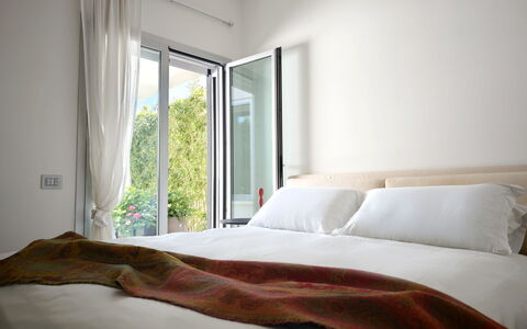 Villa Mulberry Garden - Esclusiva con Piscina Priv: Mueble, Cama, Diseño De Interiores, Habitación, Sábana, Lecho, Habitación, Textil, Linos, Encendiendo