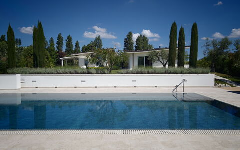 Villa Mulberry Garden - Esclusiva con Piscina Priv: Piscina, Material Compuesto, Sombra, Jardín, Paisajismo, Reflexión, Fuente De Agua, Recurso, Piscina De Reflejo, Hojas Perennes