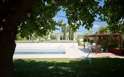 Villa Mulberry Garden - Esclusiva con Piscina Priv: Piscina, Sombra, Jardín, Paisajismo, Recurso, Patio Interior, Mueble Para Exteriores, Yarda, Césped, Fuente De Agua