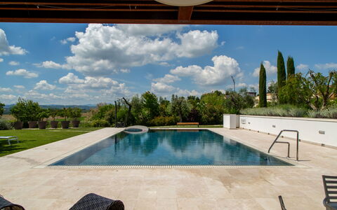 Villa Mulberry Garden - Esclusiva con Piscina Priv: Piscina, Material Compuesto, Loseta, Sombra, Recurso, Jardín, Paisajismo, Fuente De Agua, Losa, Mueble Para Exteriores