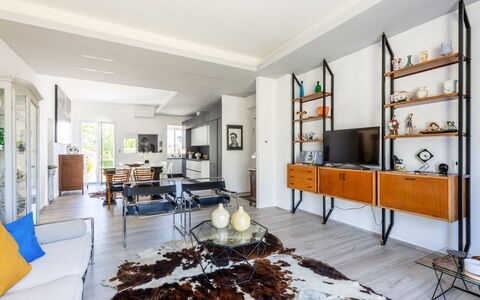 Art&Sea House: Mueble, Diseño De Interiores, Piso, Pared, Madera, Suelo, Techo, Sala, Sofá, Casa