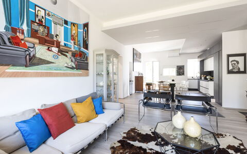 Art&Sea House: Mueble, Diseño De Interiores, Sofá, Piso, Sala, Suelo, Mesa, Techo, Habitación, Departamento