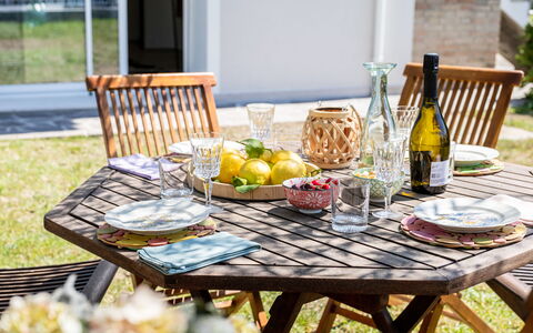 Art&Sea House: Mueble, Vajilla, Mesa, Comida, Mueble Para Exteriores, Silla, Mesa Al Aire Libre, Utensilios Para Servir, Fruta, Drinkware