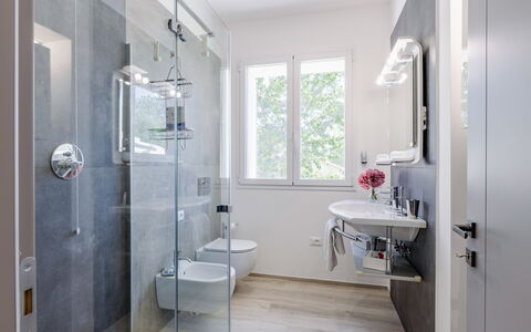 Art&Sea House: Baño, Arreglo De Tubería, Diseño De Interiores, Piso, Suelo, Baño, Lavabo, Grifo, Plomería, Lavabo Del Baño