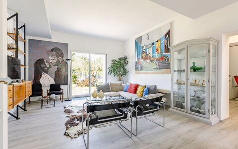 Art&Sea House: Mueble, Diseño De Interiores, Piso, Pared, Suelo, Madera, Techo, Sofá, Mesa, Sala