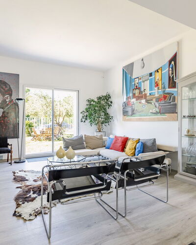 Art and Sea House: Mueble, Diseño De Interiores, Piso, Pared, Suelo, Madera, Techo, Sofá, Mesa, Sala