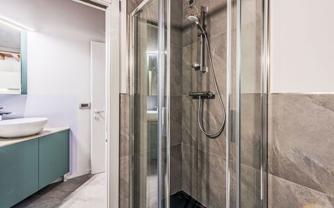 Silvia: Piso, Suelo, Diseño De Interiores, Arreglo De Tubería, Baño, Techo, Plomería, Grifo, Loseta, Habitación