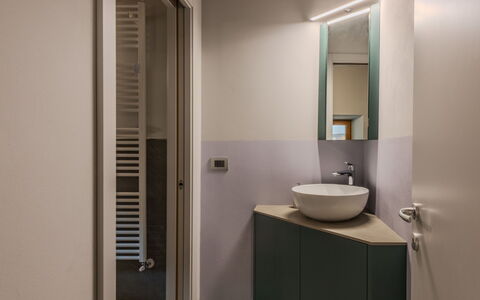 Silvia: Pared, Diseño De Interiores, Piso, Suelo, Arreglo De Tubería, Lavabo Del Baño, Encendiendo, Lavabo, Techo, Baño