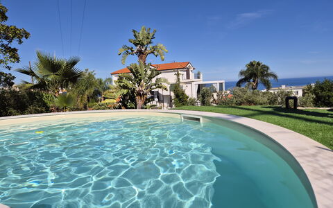Oasis Villa Sanremo: Azul, Piscina, Recurso, Eco Hotel, Ocio, Sombra, Mueble Para Exteriores, Paisajismo, Hotel