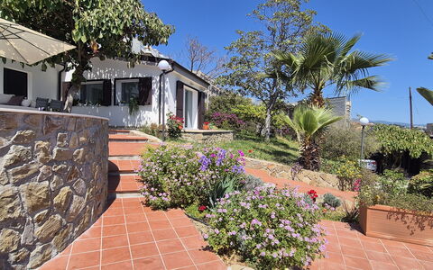 Oasis Villa Sanremo: Jardín, Eco Hotel, Recurso, Paisajismo, Hacienda, Sombra, Maceta, Losa