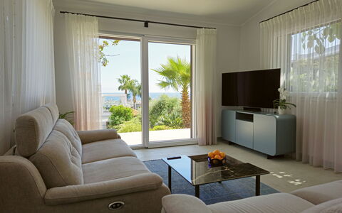 Oasis Villa Sanremo: Mueble, Diseño De Interiores, Sofá, Departamento, Sala, Casa, Suelo, Piso, Encendiendo, Mesa