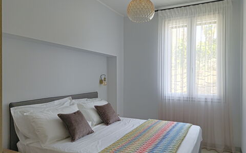 Oasis Villa Sanremo: Diseño De Interiores, Mueble, Pared, Cama, Suelo, Habitación, Piso, Madera, Habitación, Techo