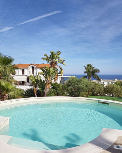 Oasis Villa Sanremo: Piscina, Recurso, Material Compuesto, Ocio, Eco Hotel, Mueble Para Exteriores, Sombra, Hotel, Hacienda, Inmuebles