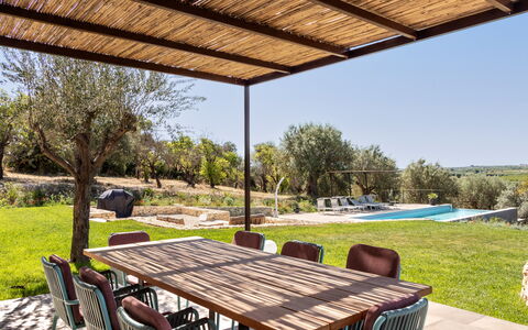 Villa Maddalena: Mueble, Mueble Para Exteriores, Silla, Mesa Al Aire Libre, Jardín, Sombra, Estructura Al Aire Libre, Patio, Patio Interior, Material Natural