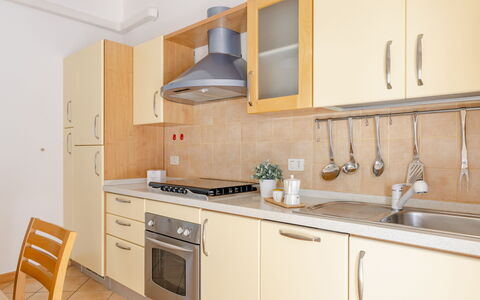 Casa Acquamarina: Cocina, Mostrador, Aparato De Cocina, Madera, Electrodoméstico, Mueble, Piso, Diseño De Interiores, Gabinetes, Fregadero