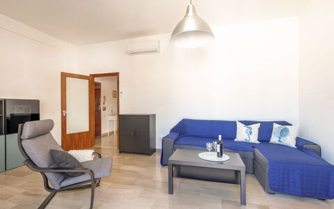 Casa Acquamarina: Mueble, Diseño De Interiores, Piso, Suelo, Sofá, Madera, Habitación, Sala, Mesa, Departamento