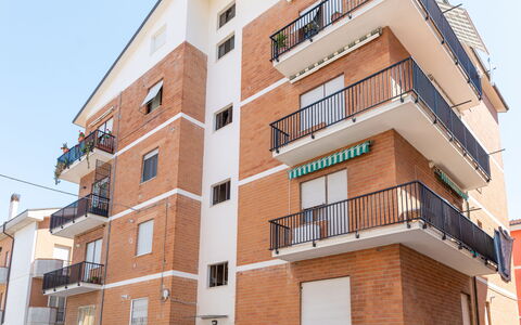 Casa Acquamarina: Edificio, Ventana, Fachada, Departamento, Barrio, Barrio Residencial, Diseño Urbano, Material Compuesto, Balcón, Condominio