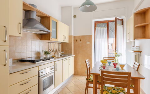 Casa Acquamarina: Aparato De Cocina, Cocina, Electrodoméstico, Mueble, Madera, Piso, Diseño De Interiores, Mostrador, Suelo, Gabinetes