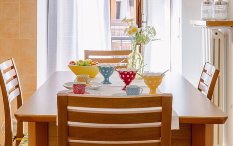 Casa Acquamarina: Mueble, Mesa, Comedor, Madera, Vajilla, Diseño De Interiores, Silla, Piso, Cocina Y Comedor Mesa, Marrón