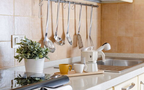 Casa Acquamarina: Cocina, Vajilla, Aparato De Cocina, Mostrador, Electrodoméstico, Fruta, Gabinetes, Comida, Utensilios Para Servir