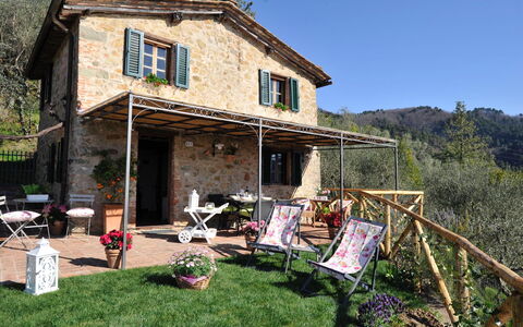 Oliveta: Cabaña, Patio Interior, Silla, Yarda, Mesa Al Aire Libre, Mueble Para Exteriores, Porche, Casa De Campo, Planta De Casa, Bicicleta