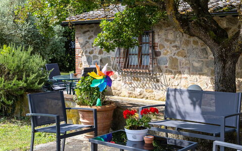 Podere Il Pozzangone, Lucignano: Mueble, Mueble Para Exteriores, Silla, Jardín, Maceta, Mesa Al Aire Libre, Banco, Sombra, Patio Interior