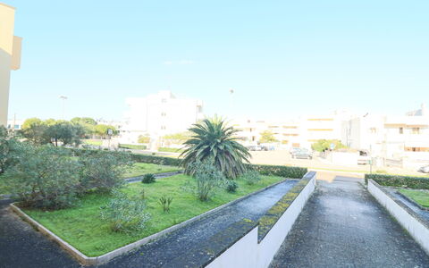 Casa Aurora a Otranto: Barrio Residencial, Departamento, Condominio, Sombra, Paisajismo, Pasarela, Entrada De Coches, Balcón