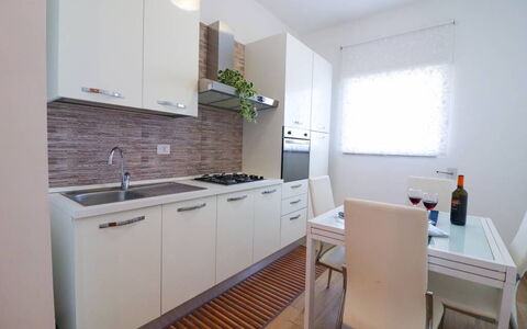 Casa Aurora a Otranto: Cocina, Electrodoméstico, Piso, Mostrador, Aparato De Cocina, Diseño De Interiores, Madera, Suelo, Mueble, Gabinetes