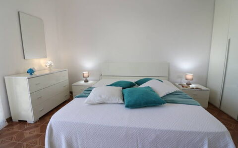 Casa Aurora a Otranto: Cama, Mueble, Lecho, Habitación, Sábana, Diseño De Interiores, Linos, Madera, Piso, Suelo