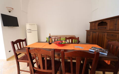 Casa Rachele a Otranto: Mueble, Madera, Piso, Suelo, Diseño De Interiores, Mesa, Cocina Y Comedor Mesa, Comedor, Habitación, Madera Dura