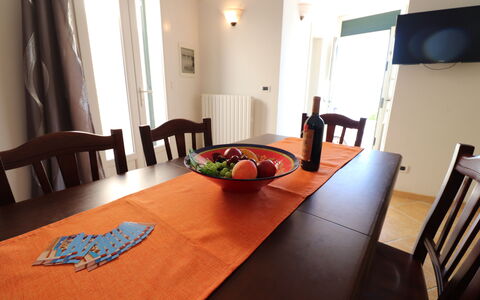 Casa Rachele a Otranto: Mueble, Mesa, Vajilla, Madera, Diseño De Interiores, Comedor, Manteles, Cocina Y Comedor Mesa, Silla, Piso