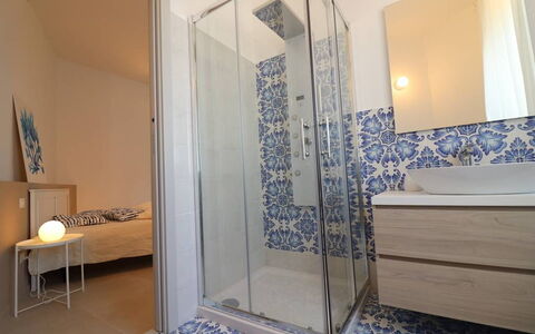 Casa Maya a Otranto: Piso, Suelo, Arreglo De Tubería, Diseño De Interiores, Baño, Loseta, Habitación, Plomería, Grifo