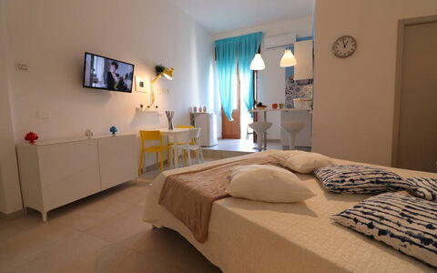 Casa Maya a Otranto: Mueble, Diseño De Interiores, Habitación, Piso, Suelo, Cama, Habitación, Techo, Encendiendo, Sábana